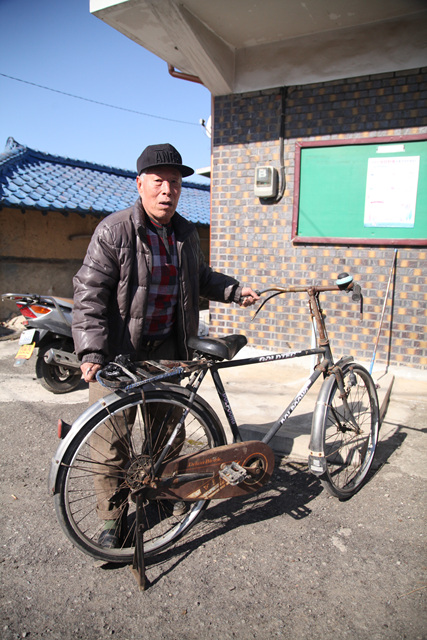 [경로회관에서 1박2일] 30년 된 자전거 타는 유재섭 어르신